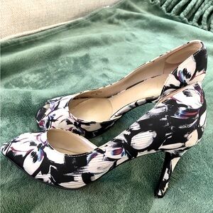 Unisa womens high heel shoes size 8M. Bright floral pattern, perfect condition